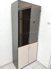 Шкаф для офиса со стеклянными дверцами